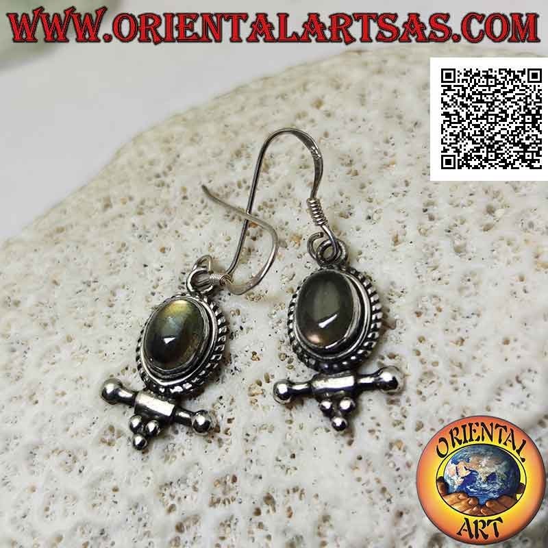 Silberohrringe mit ovalem Cabochon-Labradorit, umgeben von Interlacing und mit Kugeln darunter