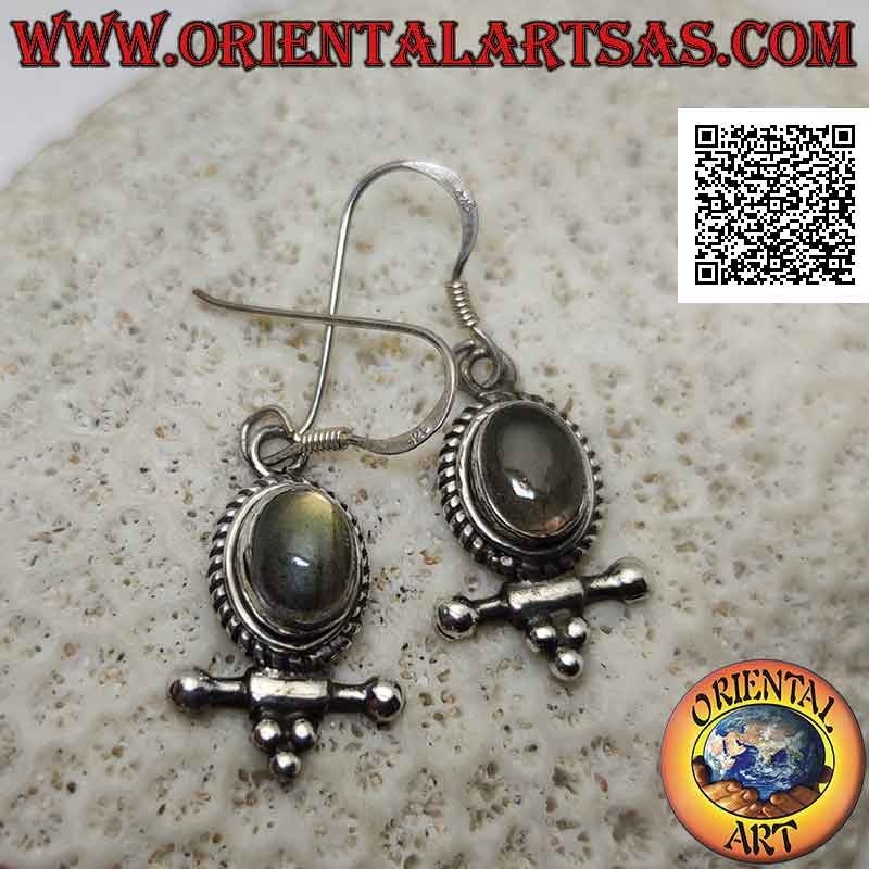 Silberohrringe mit ovalem Cabochon-Labradorit, umgeben von Interlacing und mit Kugeln darunter