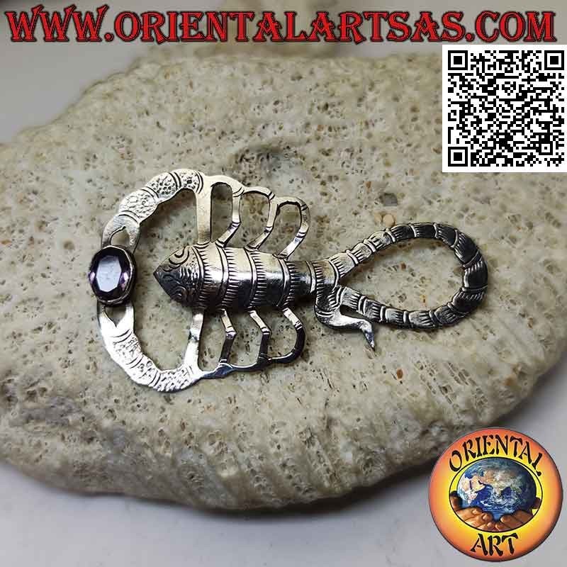 Broche en argent en forme de scorpion gravée d'améthyste ovale naturelle entre les griffes
