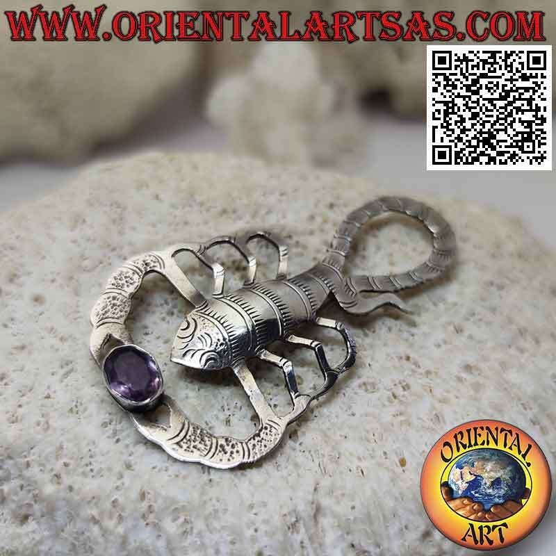 Broche de plata en forma de escorpión grabado con amatista ovalada natural entre las garras