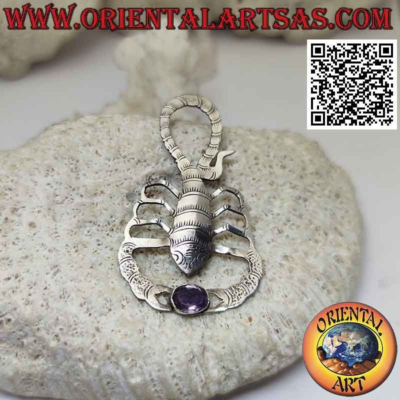 Spilla in argento a forma di scorpione inciso con ametista naturale ovale tra le chele