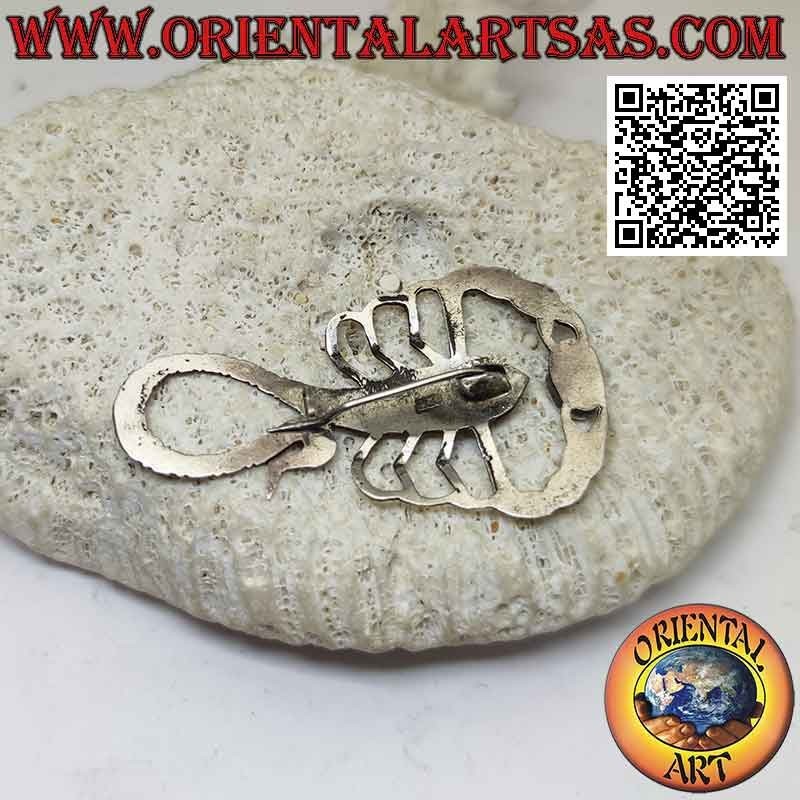 Spilla in argento a forma di scorpione inciso con ametista naturale ovale tra le chele