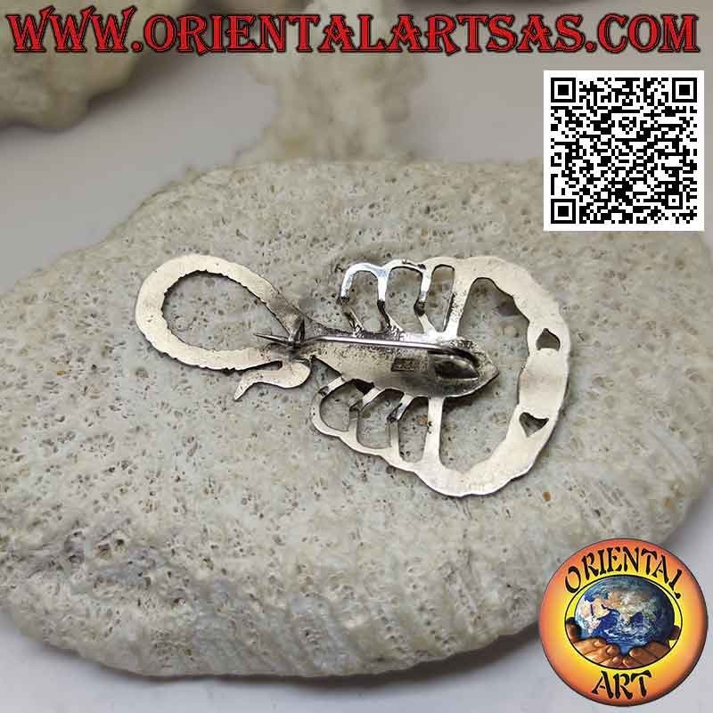 Spilla in argento a forma di scorpione inciso con ametista naturale ovale tra le chele