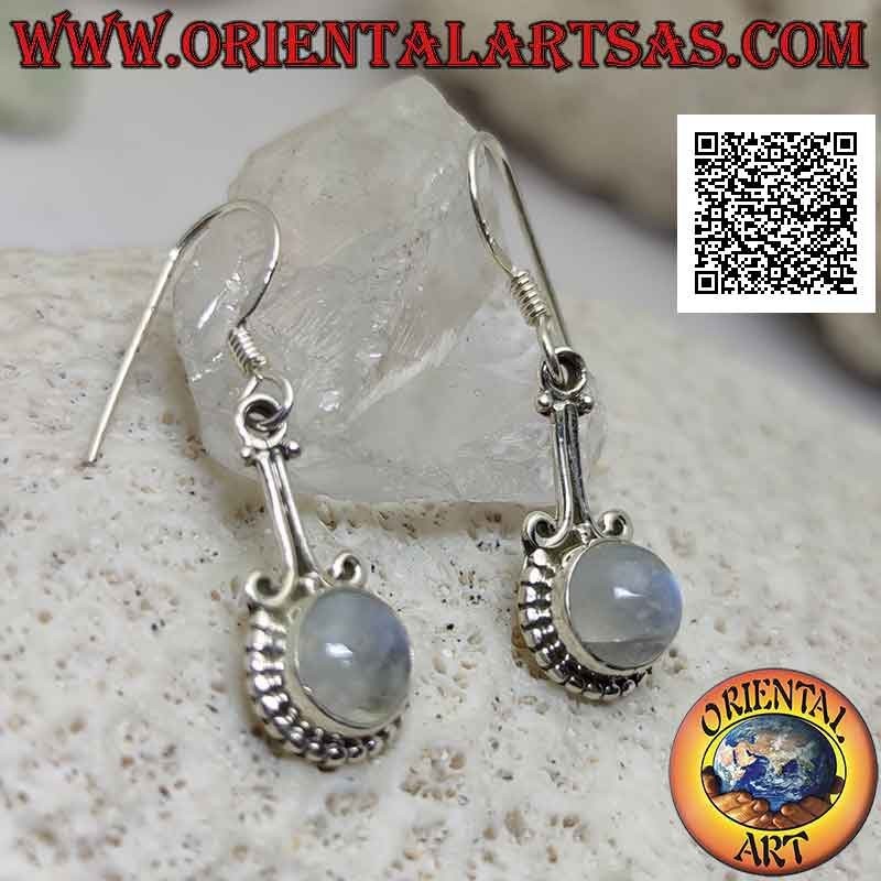 Boucles d'oreilles en argent avec une pierre de lune cabochon ronde entourée de boules attachées par deux petits arcs