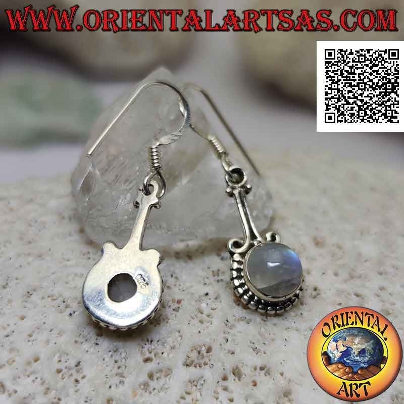 Boucles d'oreilles en argent avec une pierre de lune cabochon ronde entourée de boules attachées par deux petits arcs