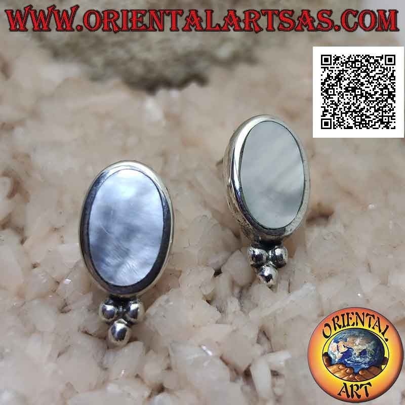 Boucles d'oreilles lobe en argent avec nacre ovale avec bord lisse et trio de boules en dessous