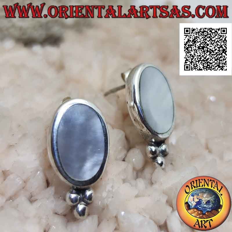 Pendientes lóbulos de plata con nácar ovalado con borde liso y trío de bolas debajo