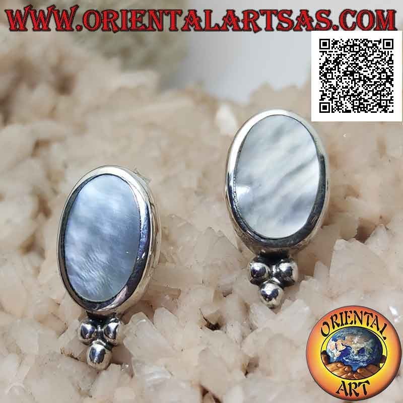 Pendientes lóbulos de plata con nácar ovalado con borde liso y trío de bolas debajo