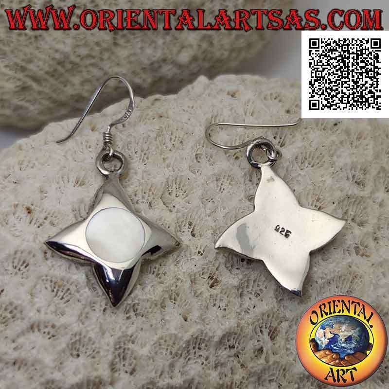 Pendientes de palanca de plata con nácar redondo al ras con el borde en una cruz estrellada lisa