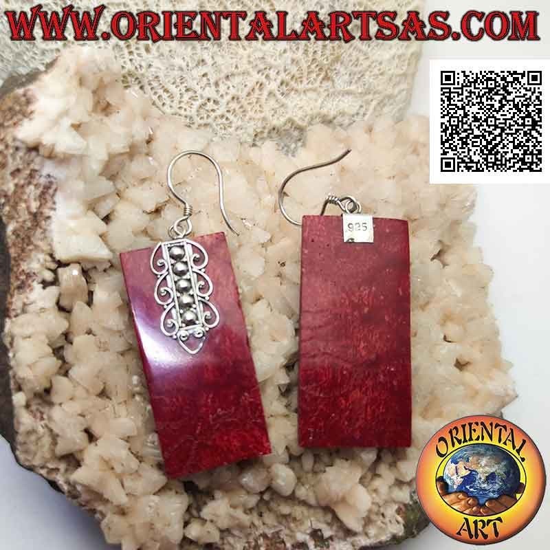 Orecchini in argento a monachella con piastrina rettangolare di madrepora rossa (corallo) e decorazione sopra