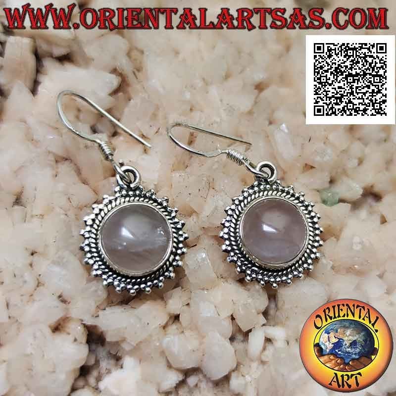 Pendientes de plata con cabujón redondo de cuarzo rosa y marco de trío de bolas lisas