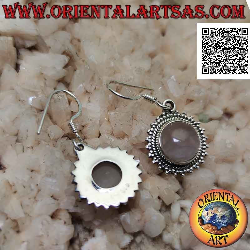Silberne Ohrringe mit rundem Cabochon-Rosenquarz und einem Rahmen aus drei glatten Kugeln