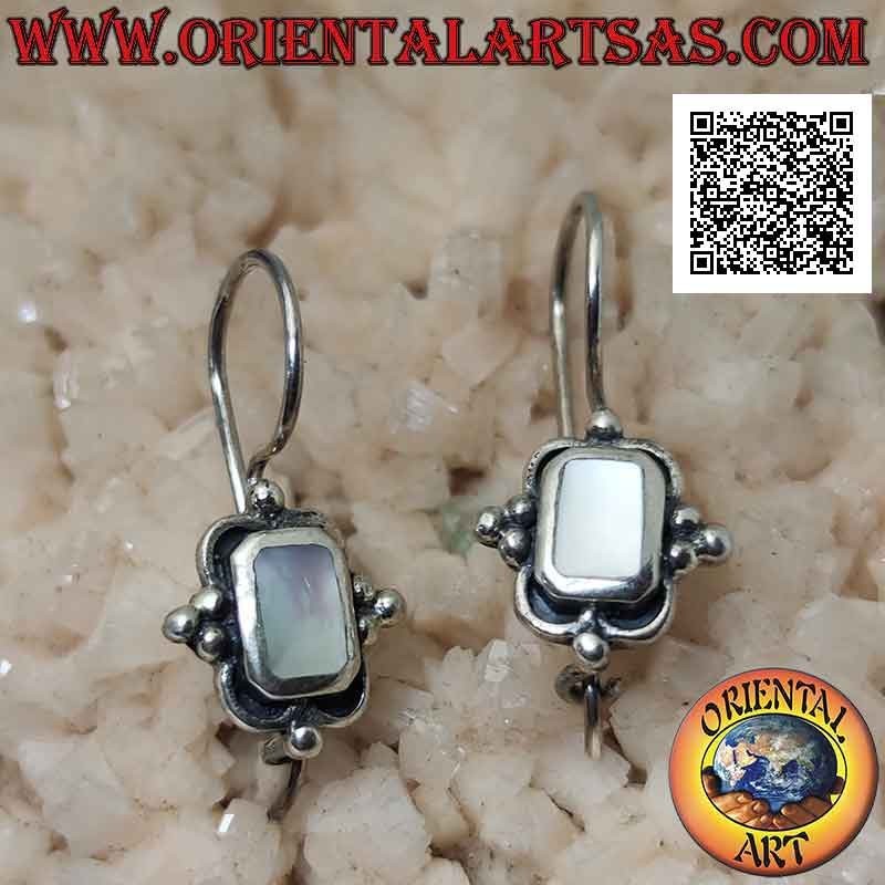Pendientes de palanca de plata con nácar rectangular y bolas en los puntos cardinales
