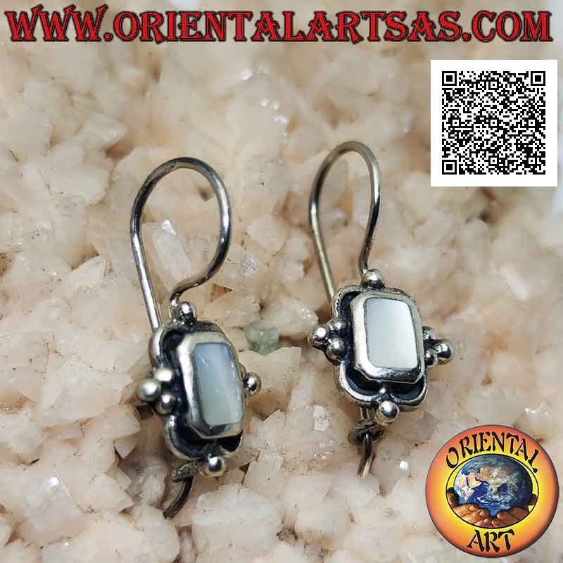 Pendientes de palanca de plata con nácar rectangular y bolas en los puntos cardinales