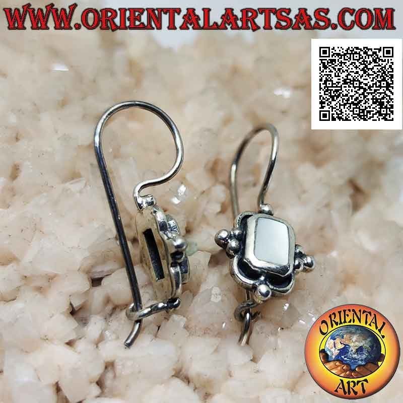 Pendientes de palanca de plata con nácar rectangular y bolas en los puntos cardinales