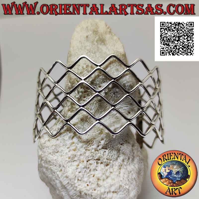 Brazalete rígido ancho calado en plata 925 ‰, líneas onduladas formando rombos