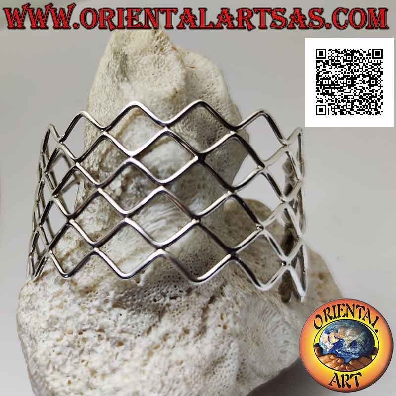 Brazalete rígido ancho calado en plata 925 ‰, líneas onduladas formando rombos
