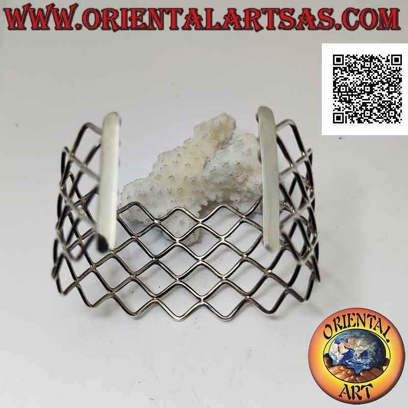 Brazalete rígido ancho calado en plata 925 ‰, líneas onduladas formando rombos
