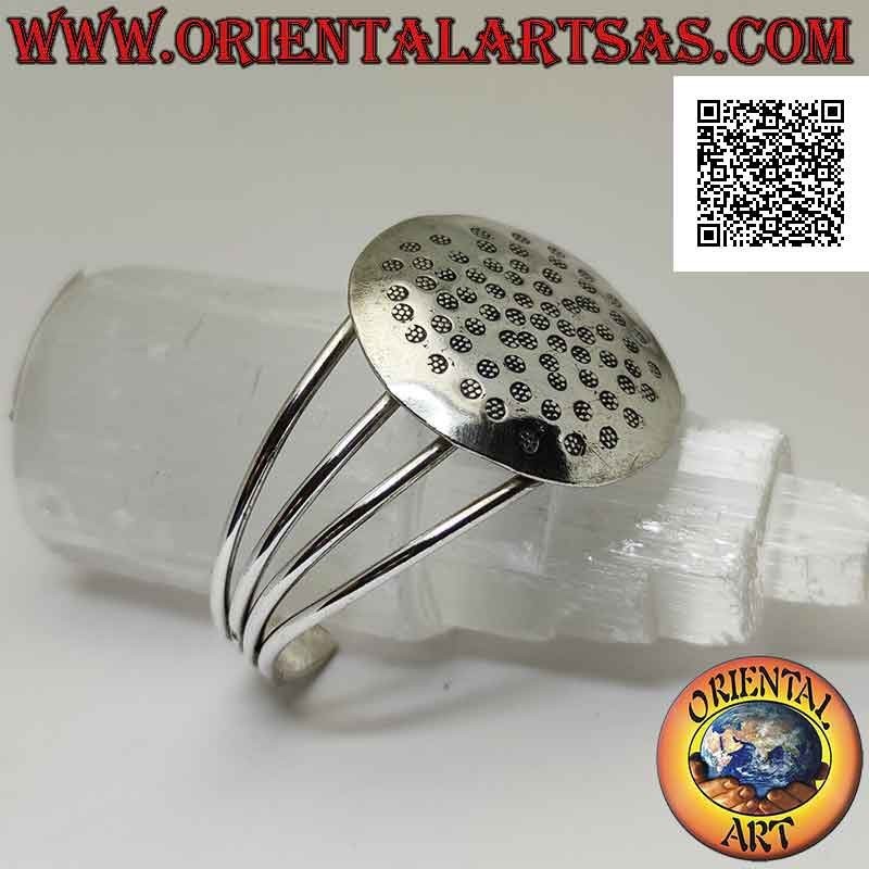 Pulsera rígida en plata 925 ‰ con escudo redondo liso con círculos grabados a mano
