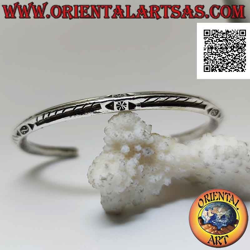 Bracelet rigide en argent 925 ‰ rhomboïde avec yin yang Tao et lignes obliques gravées