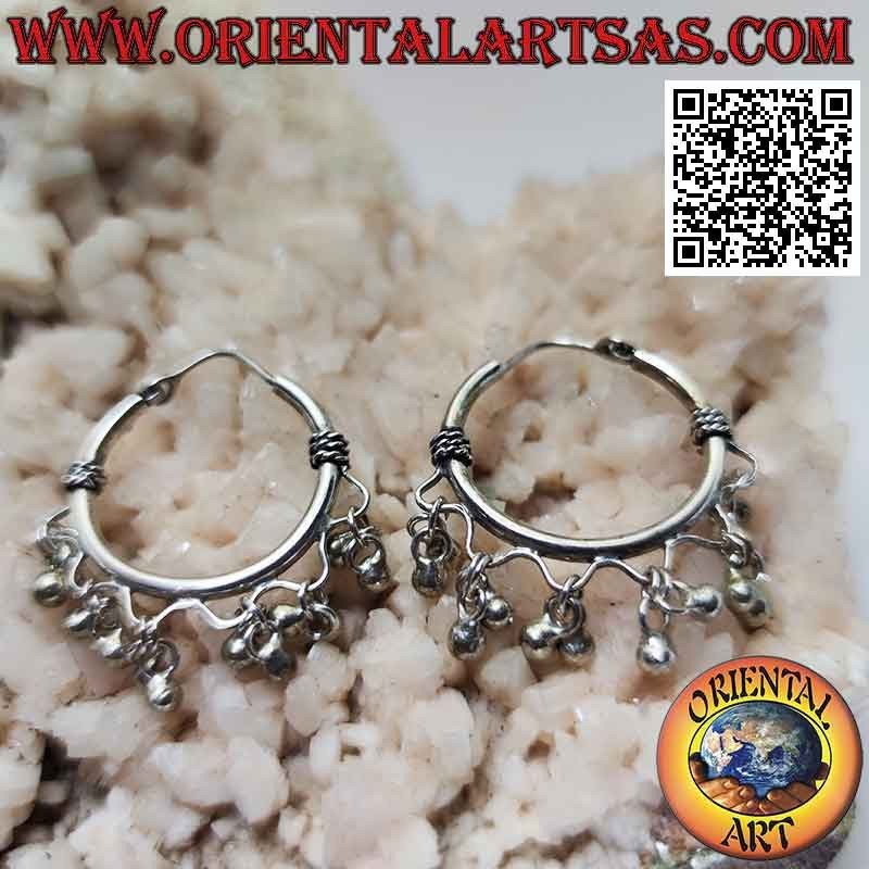 Orecchini in argento a cerchio con intreccio e palline pendenti da 22 mm