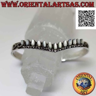 V-förmiges starres Armband aus 925 ‰ Silber mit eingraviertem ovalem Perlmutt zwischen Griechisch und Sonne