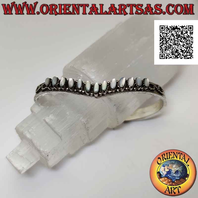 Bracciale rigido in argento 925‰ a V con madreperle ovali tra greca e sole inciso