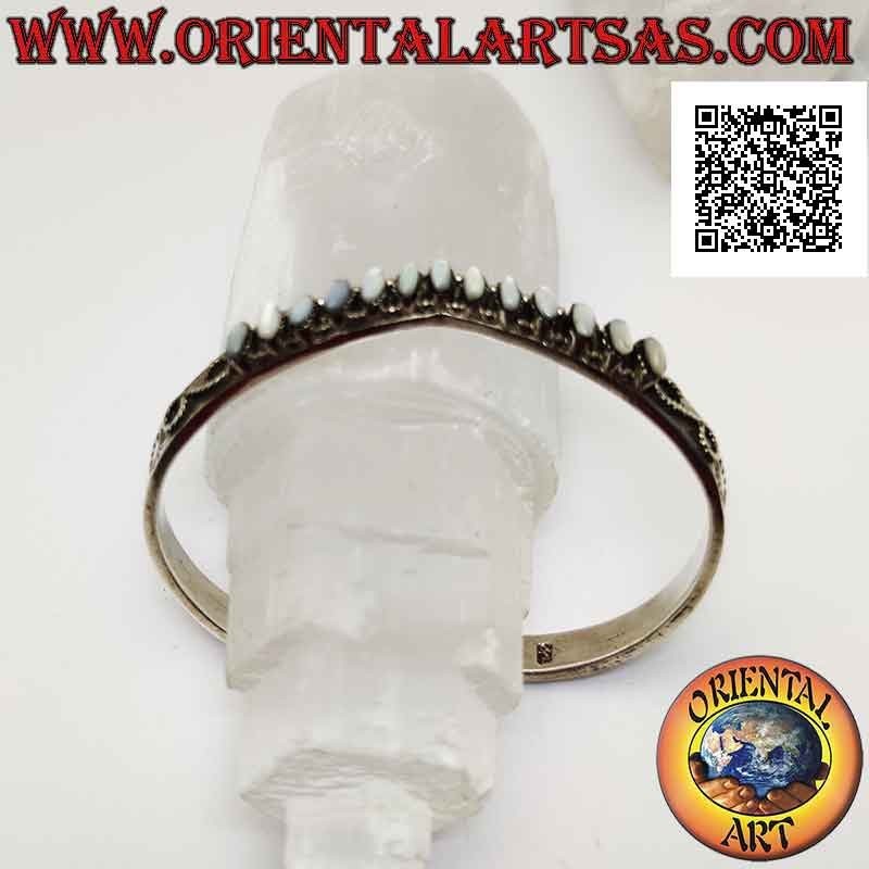 Bracciale rigido in argento 925‰ a V con madreperle ovali tra greca e sole inciso