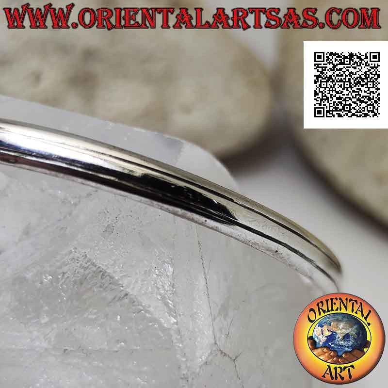 Leicht abgerundetes, glattes 925 ‰ Silbernes starres Armband mit gravierter doppelter paralleler Linie