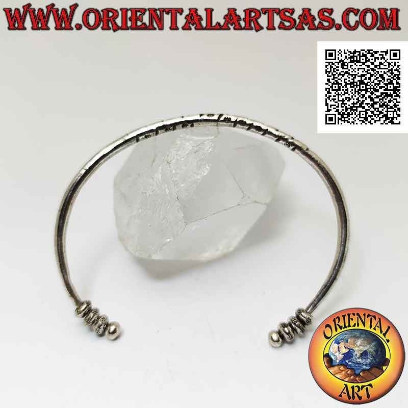 Bracciale rigido in argento 925‰ tondo con incisioni centrali e tris di ciambelline mobili sui terminali