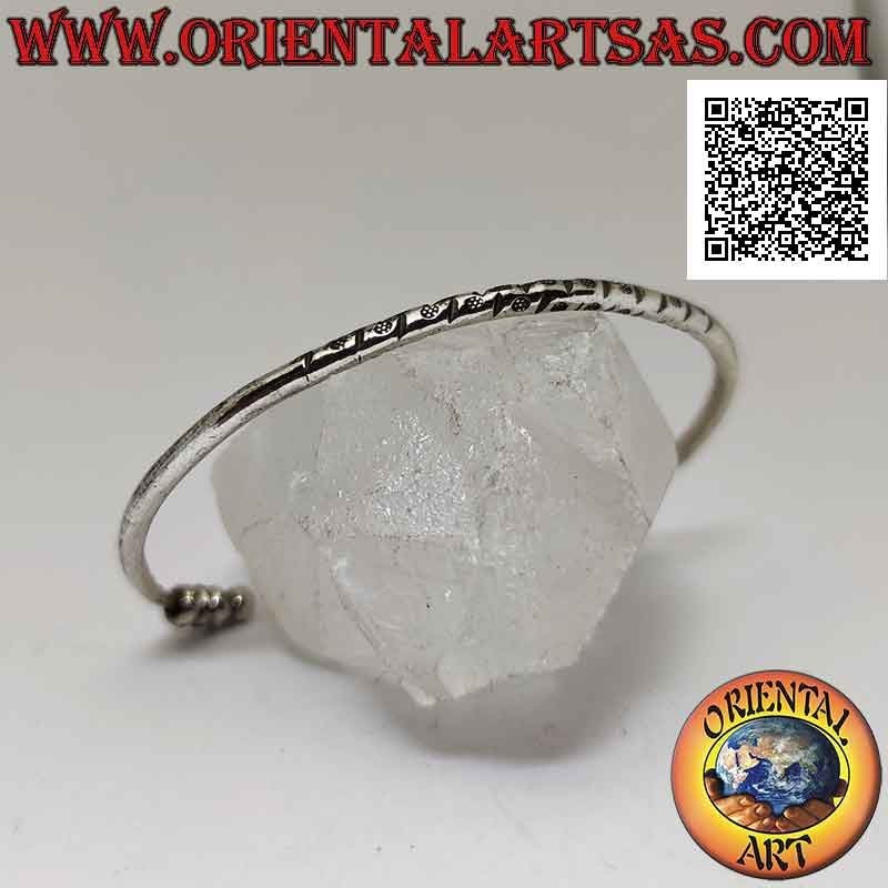 Rundes starres Armband in 925 ‰ Silber mit zentralen Gravuren und Trio beweglicher Donuts an den Terminals