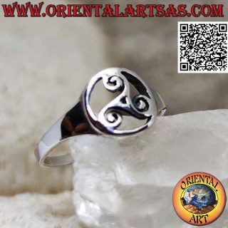 Anello in argento liscio con triskell (triskele) nel cerchio traforato