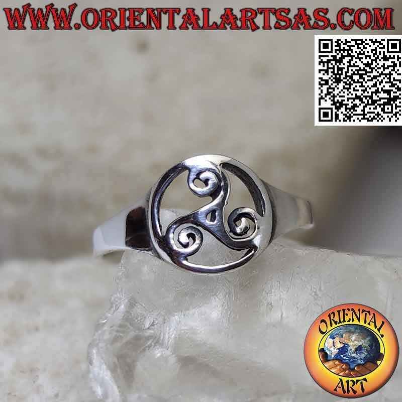 Anillo de plata lisa con triskell (triskele) en el círculo calado