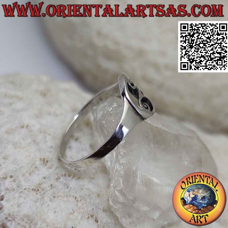 Bague en argent lisse avec triskell (triskele) dans le cercle ajouré