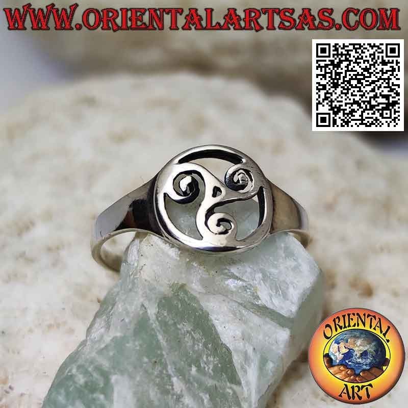 Anello in argento liscio con triskell (triskele) nel cerchio traforato