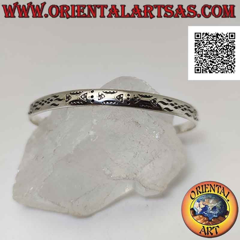 Bracciale rigido in argento 925‰ incisioni geometriche astratte e pallina terminale