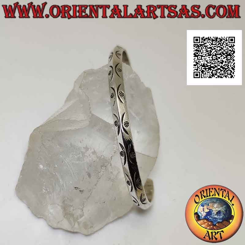 Triangular 925 ‰ silver rigid bracelet with engraved boats and flowers