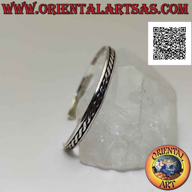 Pulsera rígida en plata 925 ‰ con entretejido de dos hilos en bajorrelieve en el centro