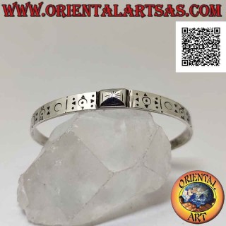Pulsera rígida plana de plata 925 ‰ con pirámide central y varios grabados geométricos