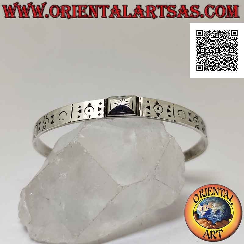 Bracelet plat rigide en argent 925 ‰ avec pyramide centrale et diverses gravures géométriques
