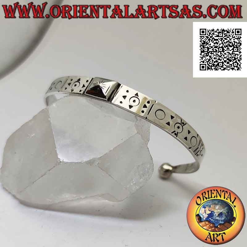 Pulsera rígida plana de plata 925 ‰ con pirámide central y varios grabados geométricos