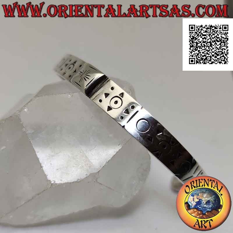 Pulsera rígida plana de plata 925 ‰ con pirámide central y varios grabados geométricos