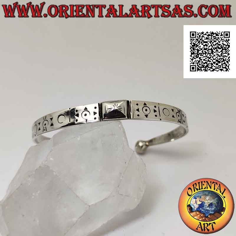 Bracelet plat rigide en argent 925 ‰ avec pyramide centrale et diverses gravures géométriques