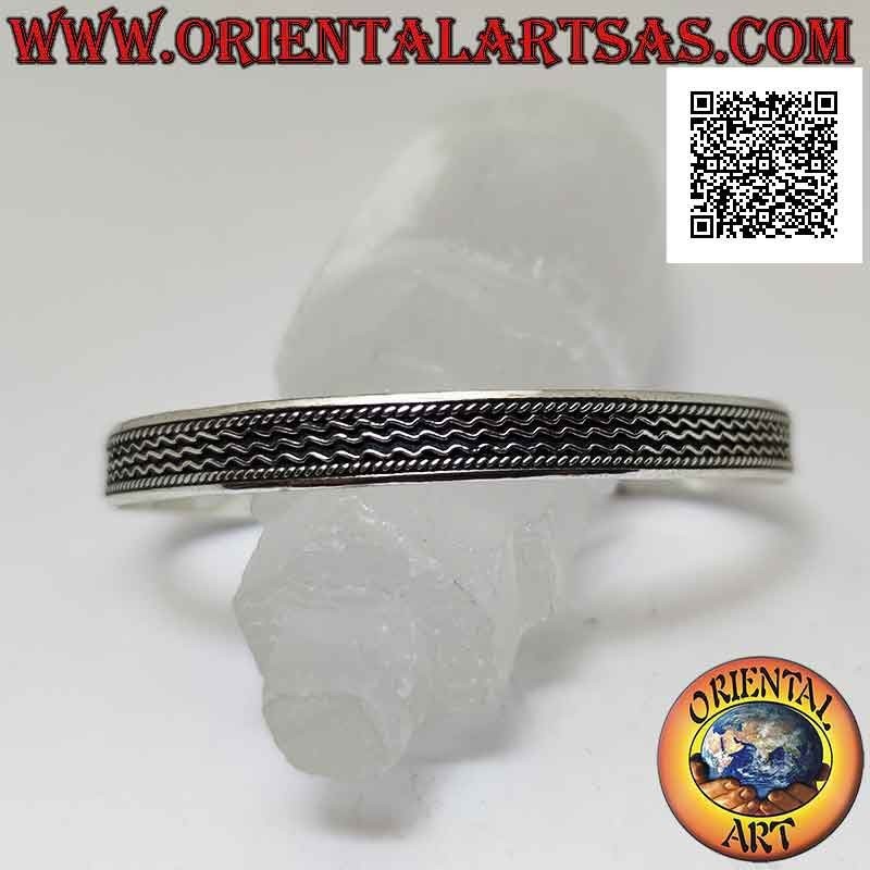 Bracelet rigide en argent 925 ‰ avec trio de fils en bas-relief entre entrelacs