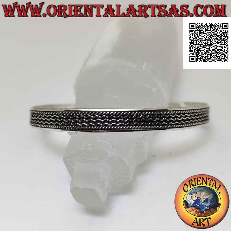 Starres Armband aus 925 ‰ Silber mit drei Drähten im Basrelief zwischen Verflechtungen