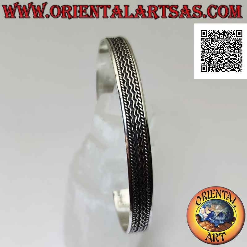 Starres Armband aus 925 ‰ Silber mit drei Drähten im Basrelief zwischen Verflechtungen