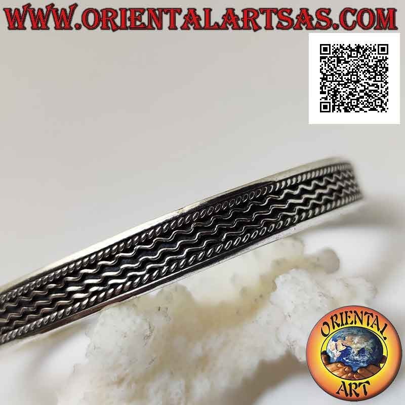 Starres Armband aus 925 ‰ Silber mit drei Drähten im Basrelief zwischen Verflechtungen