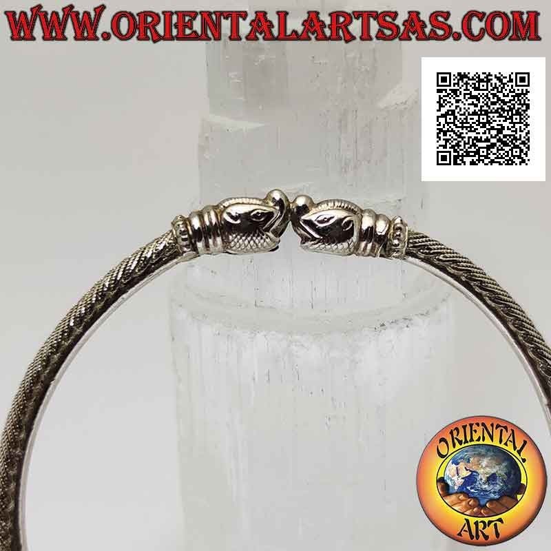 Bracelet rigide en argent 925 ‰ avec entrelacement gravé et joignant des têtes de saumon