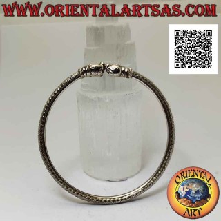 Starres Armband in 925 ‰ Silber mit graviertem Flechtwerk und zusammengefügten Lachsköpfen