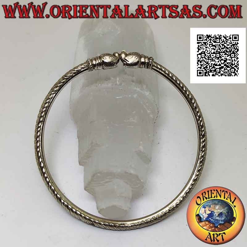 Bracelet rigide en argent 925 ‰ avec entrelacement gravé et joignant des têtes de saumon